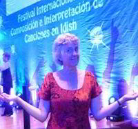 Jane Peppler wins the grand prize at the Mexico City Idisher Idol 2015